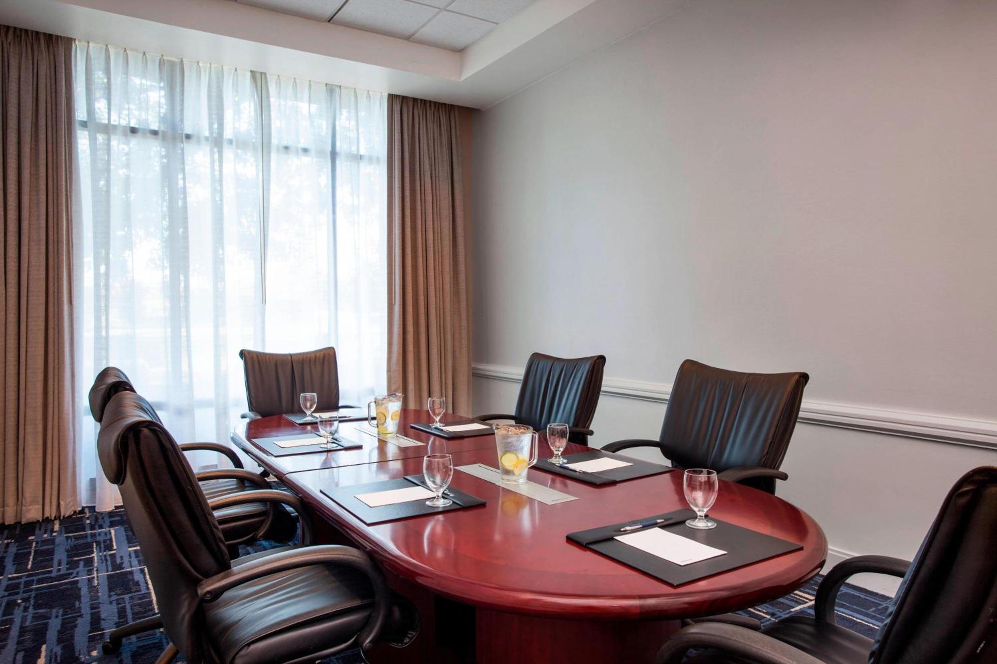 Sheraton Suites Philadelphia Airport Exterior foto