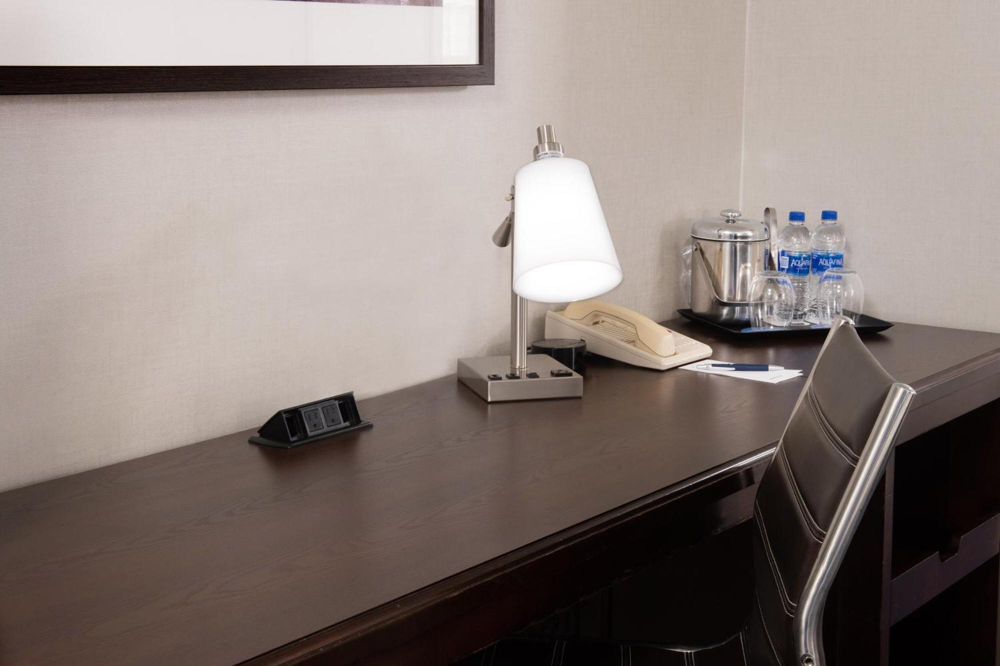 Sheraton Suites Philadelphia Airport Exterior foto